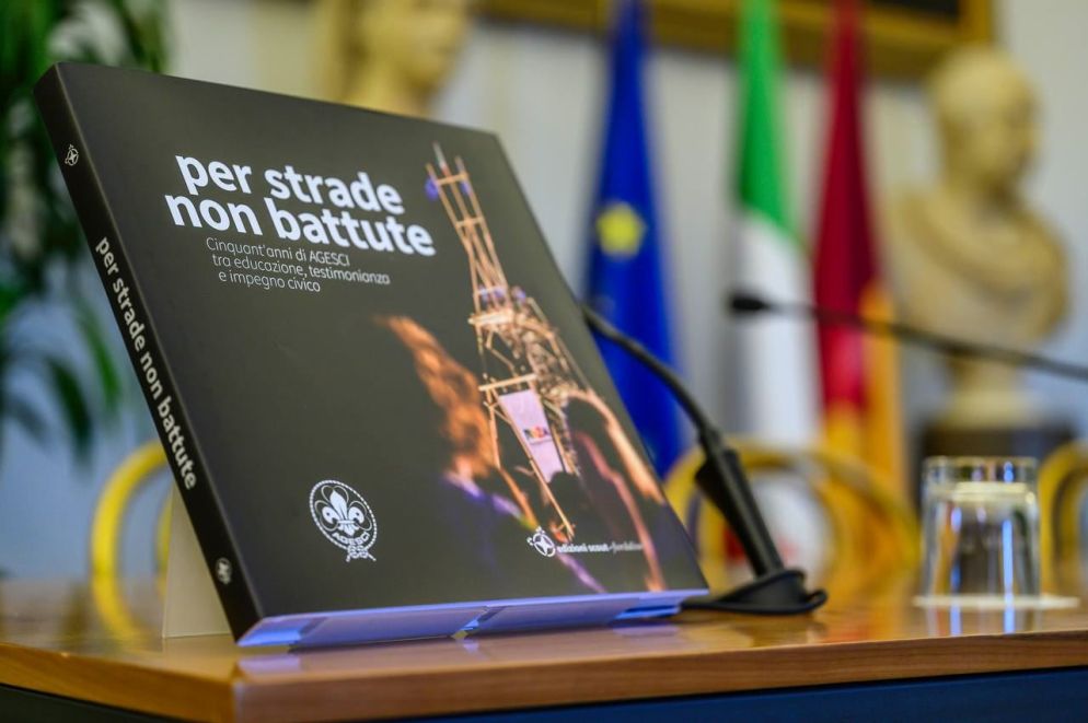 La copertina del volume "Per strade non battute", presentato in Campidoglio, a Roma. - foto Gianluca Poli - courtesy of Agesci.