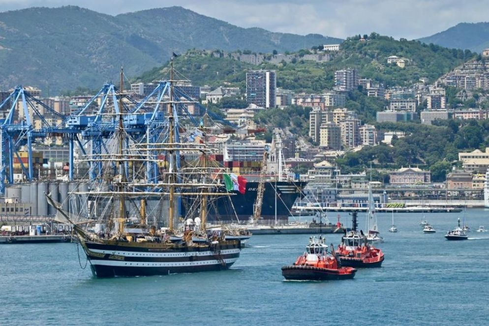La partenza da Genova di nave Vespucci - Marina Militare