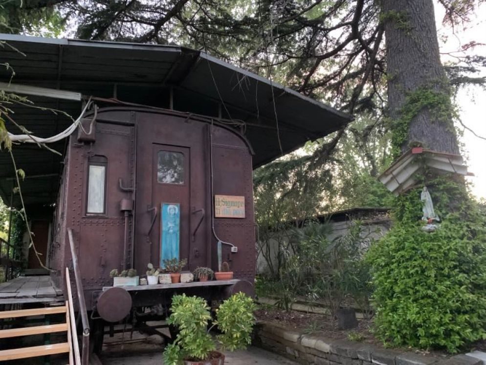 Uno dei vagoni dismessi del convento dei Frati minori rinnovati, a Napoli - .