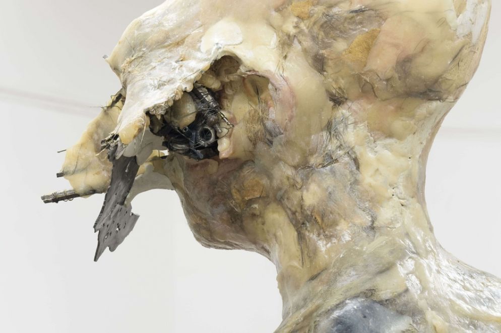 La scultura “Tužni Rudar” (2018) di Tarwuk, al quale la Collezione Maramotti di Reggio Emilia dedica la prima personale in Italia “Ante mare et terras” (fino al 20 febbraio) - © Tarwuk