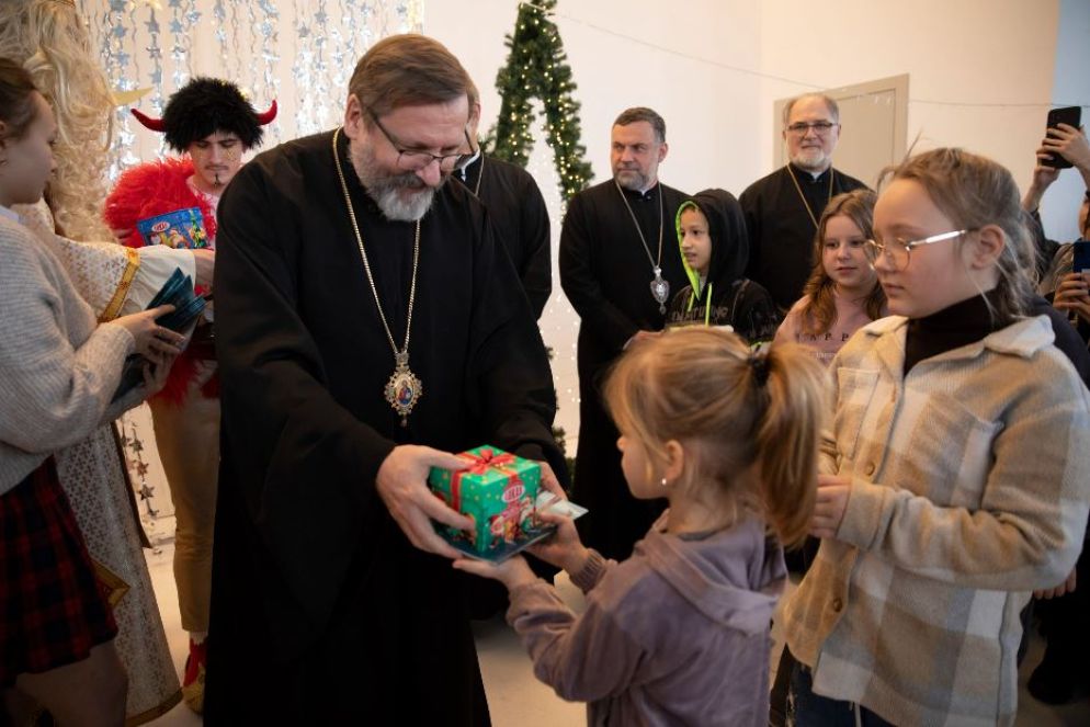 L’arcivescovo Sviatoslav Shevchuk, capo della Chiesa greco-cattolica ucraina, consegna i regali ai bambini accolti nella sua “casa” a Kiev - foto Ugcc.ua