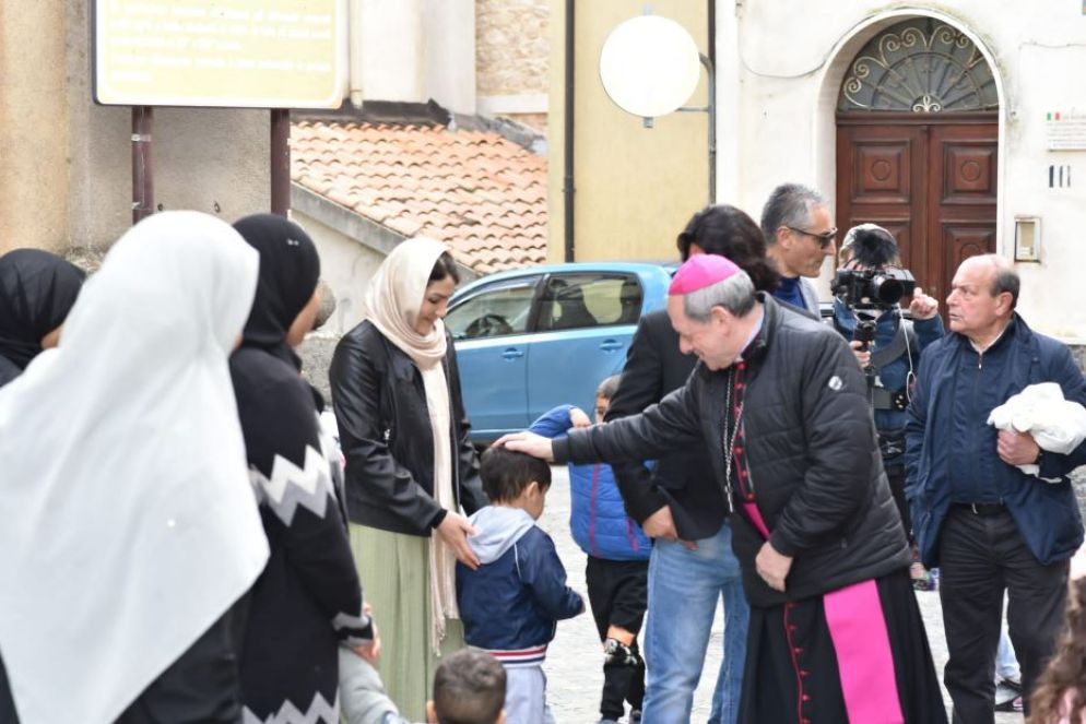 Il vescovo di Locri-Gerace incontra i migranti - Caritas