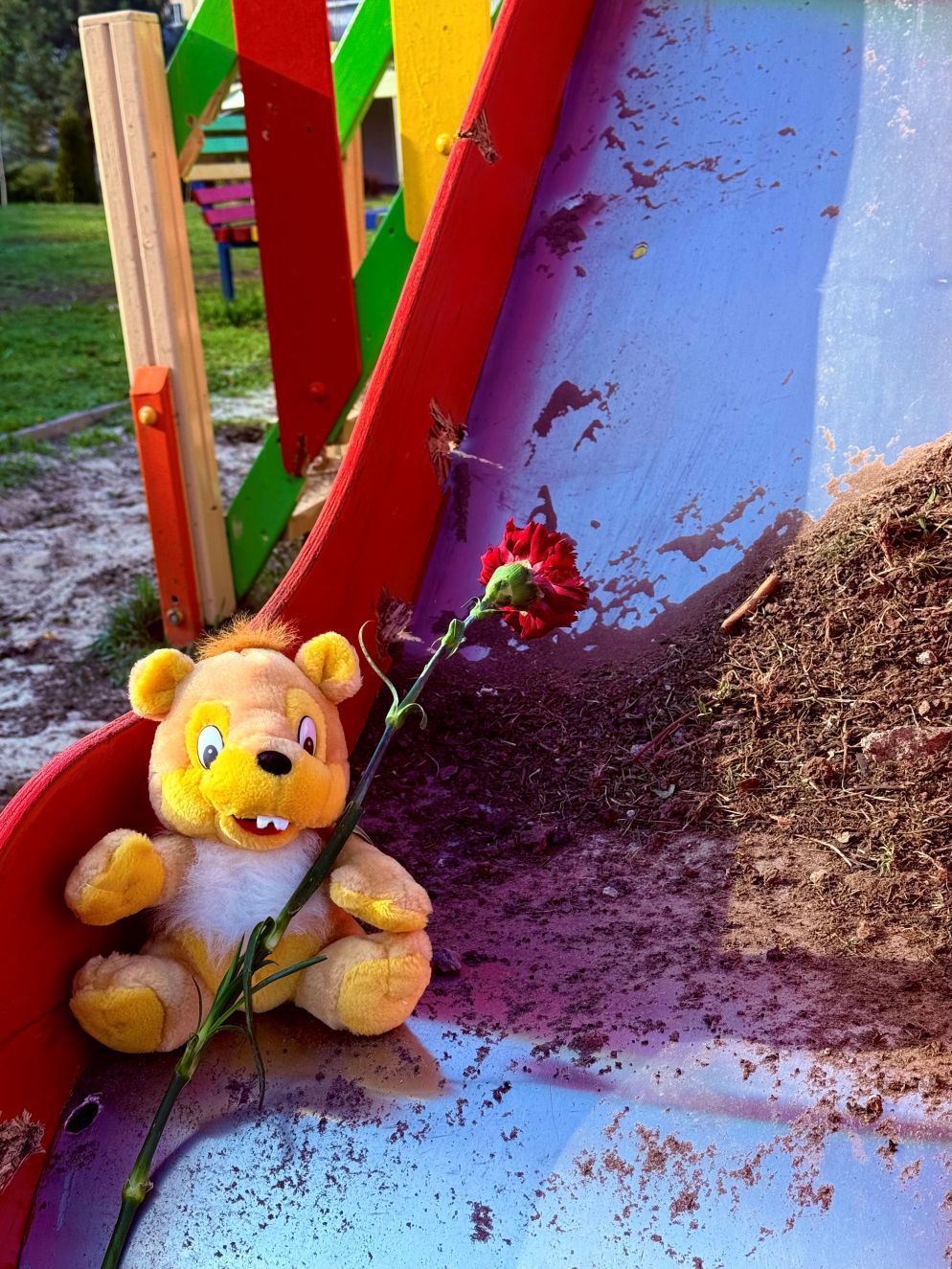 Il parco giochi colpito dal missile russo - Scavo