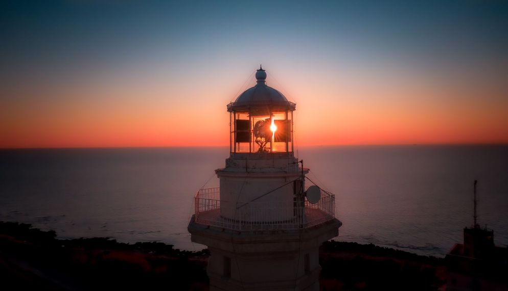 Il Faro di San Vito a Taranto. È la foto di copertina di "Cielo rosso" (Leonida edizioni) romanzo d'esordio di Anna Siliberto - © Daniele Correnti, “Taras Art Drone”