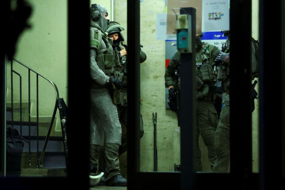 Agenti dei reparti speciali prima dell'irruzione nel centro immigrati - Ansa