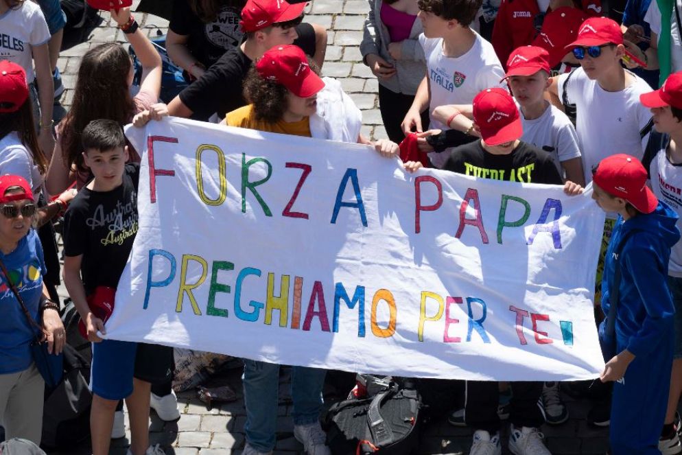 I fedeli incoraggiano il Pontefice - Ansa