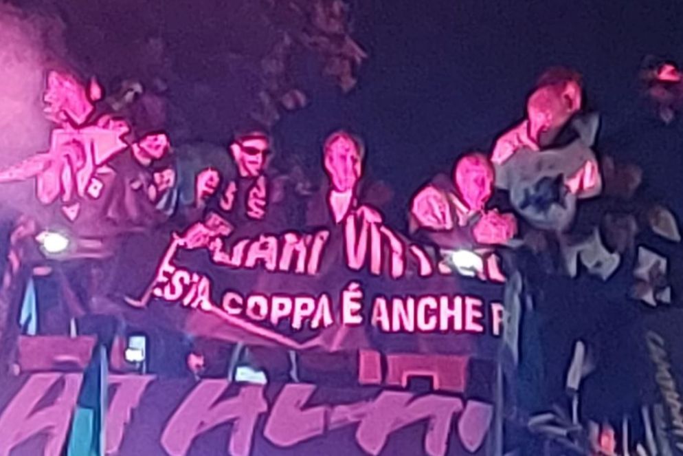 Lo striscione esposto dai giocatori atalantini