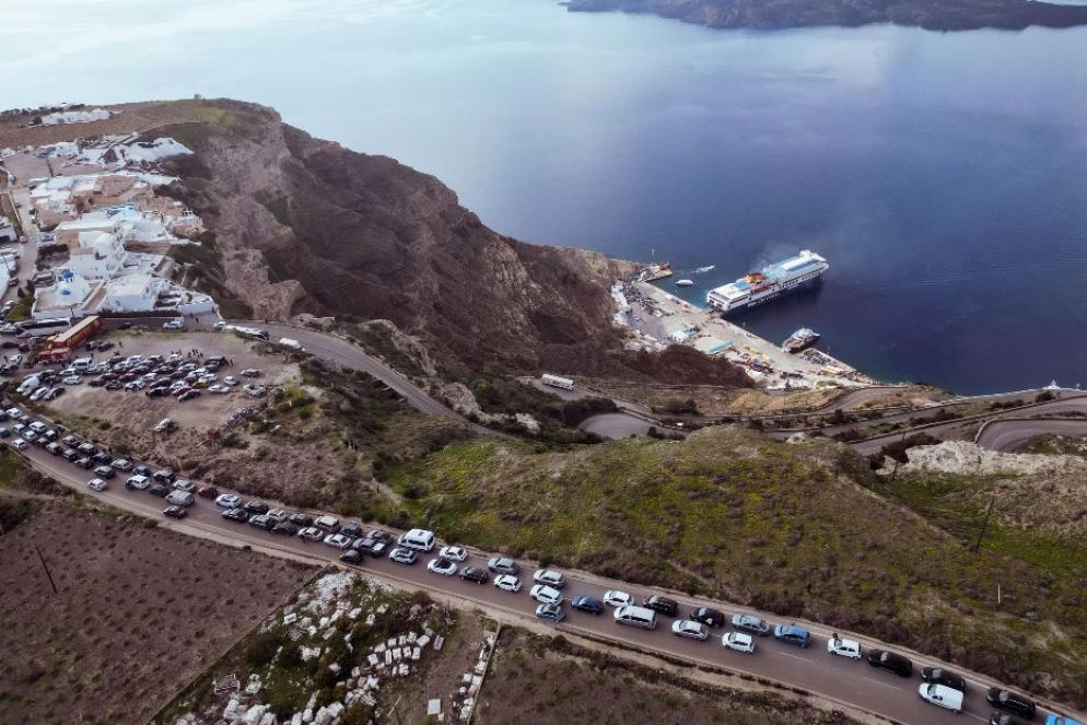 La coda infinita verso il porto di Santorini - Ansa