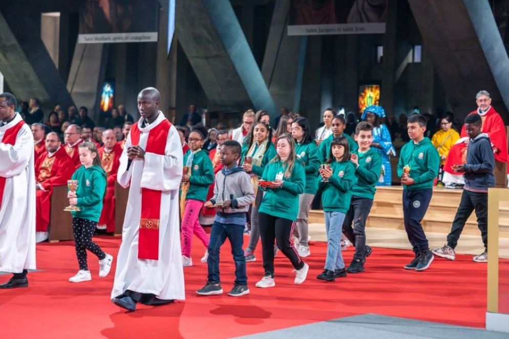 I bambini durante una liturgia a Lourdes - Foto Unitalsi