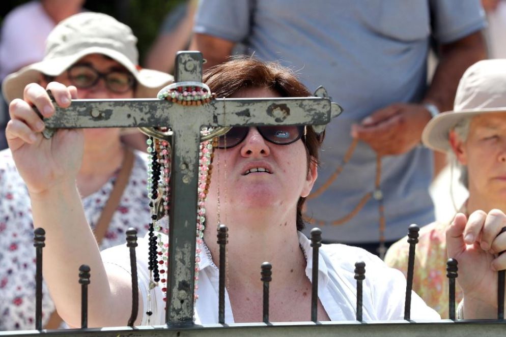 I pellegrini in preghiera a Medjugorje - Ansa