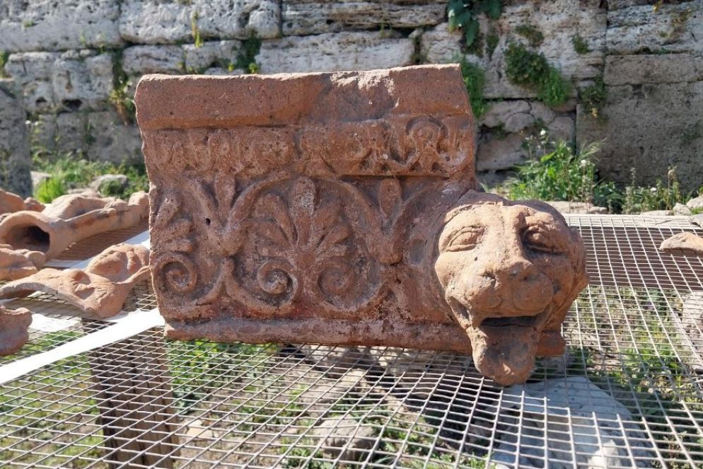 Le decorazioni in terracotta colorata del tetto con i gocciolatoi a forma di leone - Ansa/Ufficio Stampa Parco Archeologico di Paestum