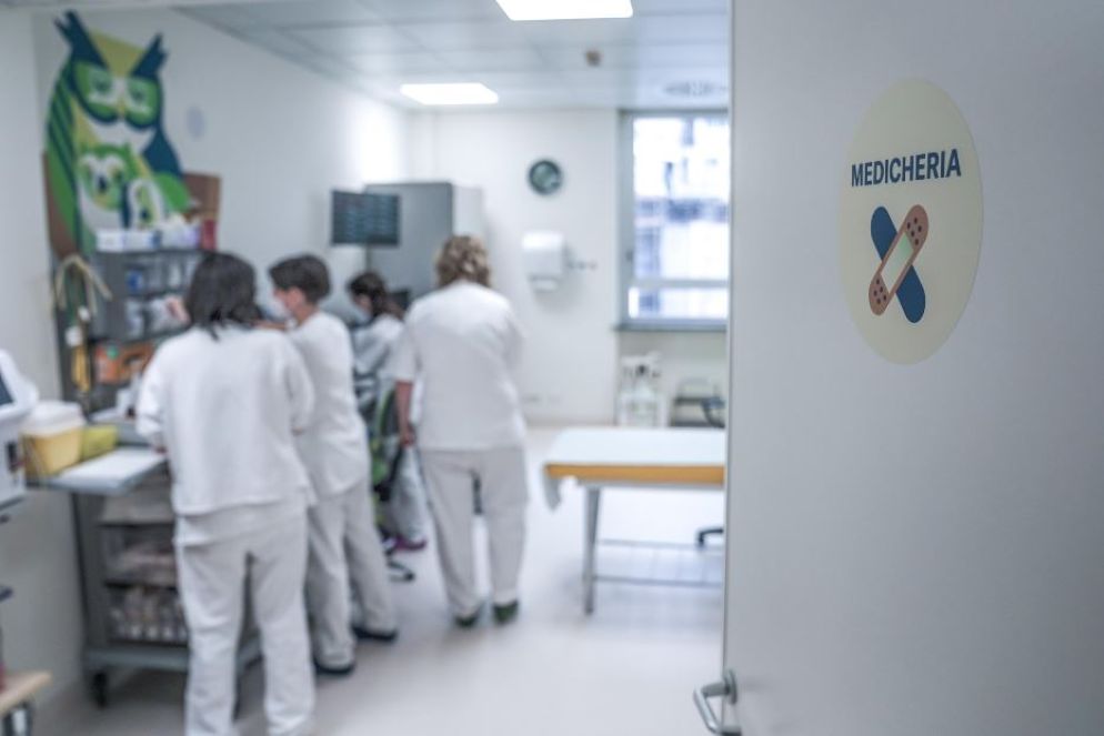 Operatori sanitari in un grande ospedale italiano - Ansa