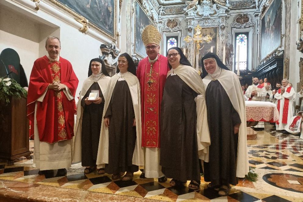 Il Vescovo con don Giuseppe Basini, parroco di Sant’Antonino e vicario generale, la priora delle Carmelitane scalze suor Maria Francesca Eugenia del Cuore di Gesù (la prima religiosa a sinistra, con in mano il premio) e le altre monache in rappresentanza della comunità, ovvero le due giovani piacentine suor Maria Cecilia di Gesù Amore e suor Antonella Teresa Sincletica della Carità di Cristo, e ultima a destra suor Maria Paola di Cristo Re - .