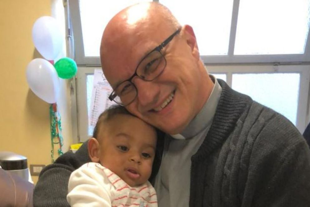 Padre Carmine Arice con un piccolo ospite del Cottolengo di Torino - -