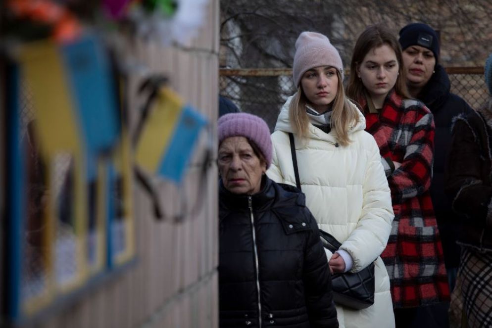 I familiari delle vittime della fucilazione "dimenticata" al civico 144 di via Yablunska dietro un palazzo alla periferia di Bucha - Chiesa greco-cattolica