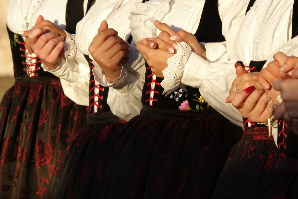 Noi camminiamo in Sardegna: Cammino di Santu Jacu, a Bolotana, le mani che si stringono, tra identità e devozione - Gianfranco Locci