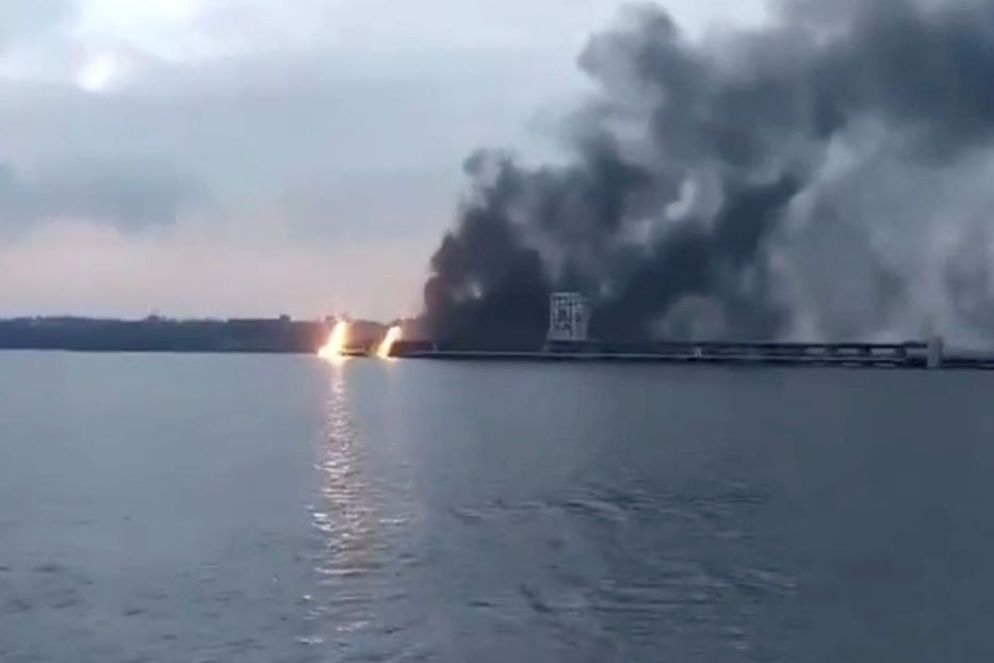 Fuoco contro la grande diga sul fiume Dnipro - Reuters