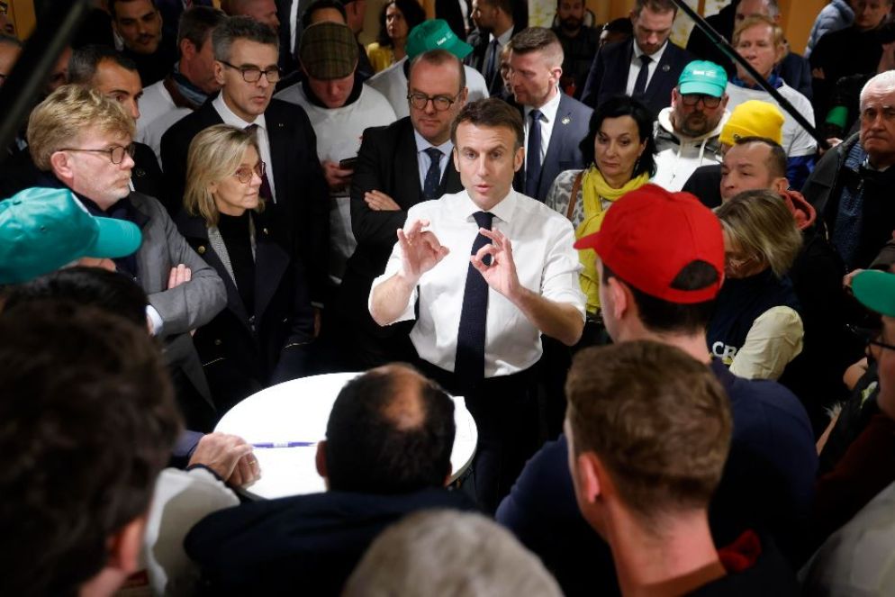 Macron parla con alcuni manifestanti al Salon de l’Agriculture di Parigi - ANSA