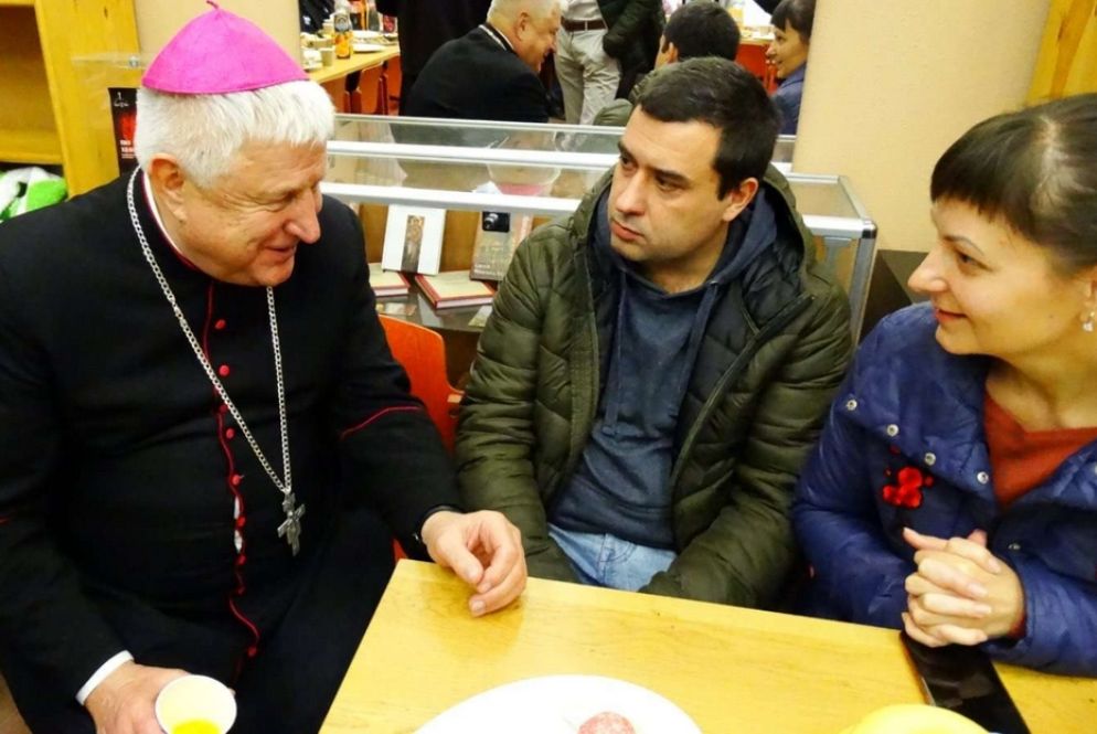 Il vescovo latino di Odessa-Simferopol, Stanislav Szyrokoradiuk, con la sua gente - Diocesi di Odessa-Simferopol