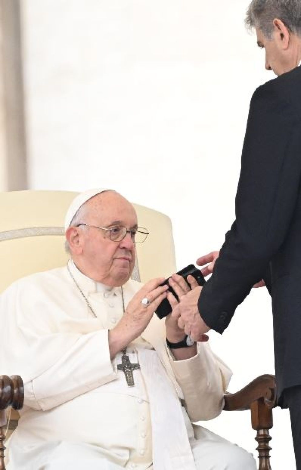 L'assistente porge il cellulare al Papa - Ansa