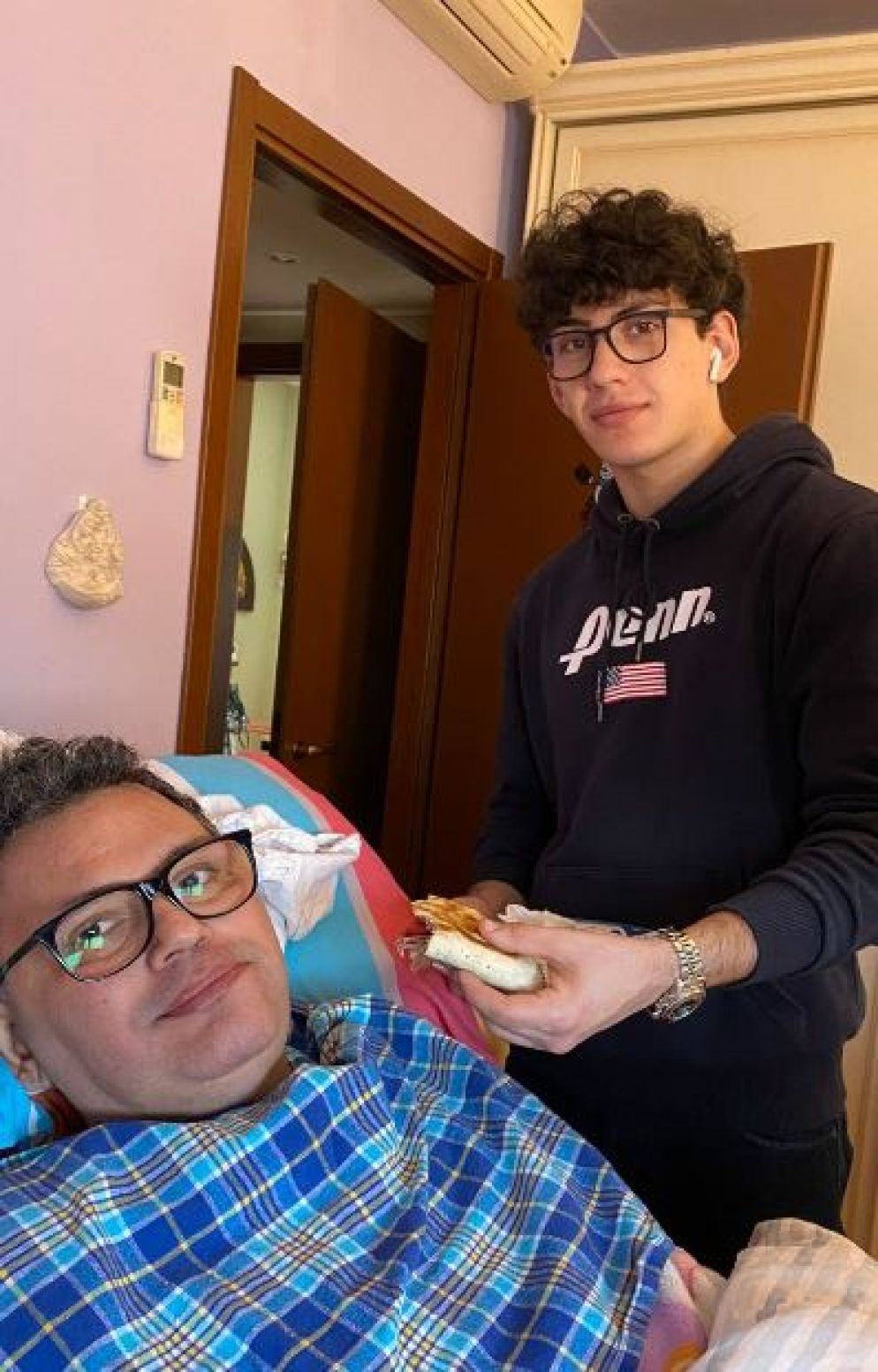 Giuseppe accudito da uno dei figli