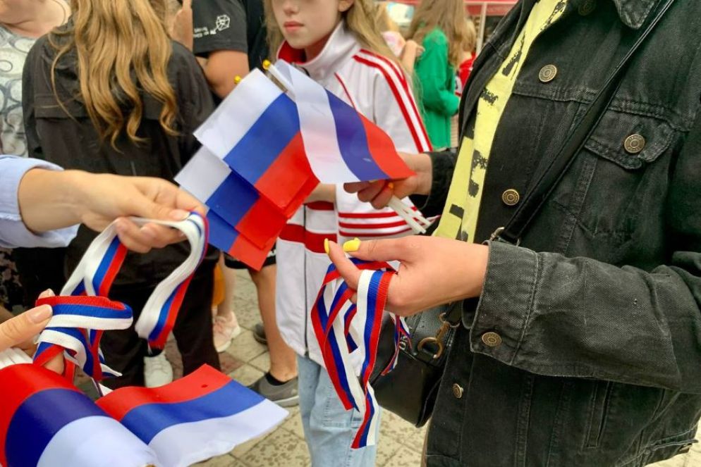 Le bandiere russe distribuite nella città occupata di Melitopol - Telegram-Melitopol_now