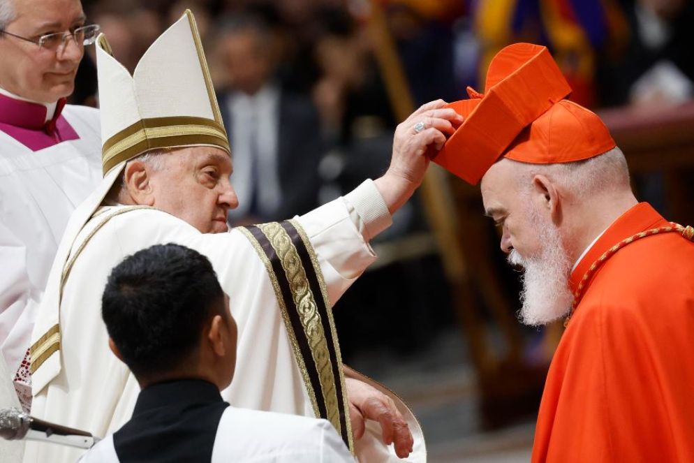 Il neo-cardinale Dominique Mathieu, arcivescovo di Teheran, riceve la berretta da papa Francesco - Ansa