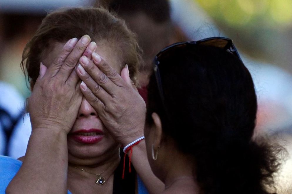 Una donna piange davanti alla discoteca di Murcia devastata dalle fiamme - ANSA