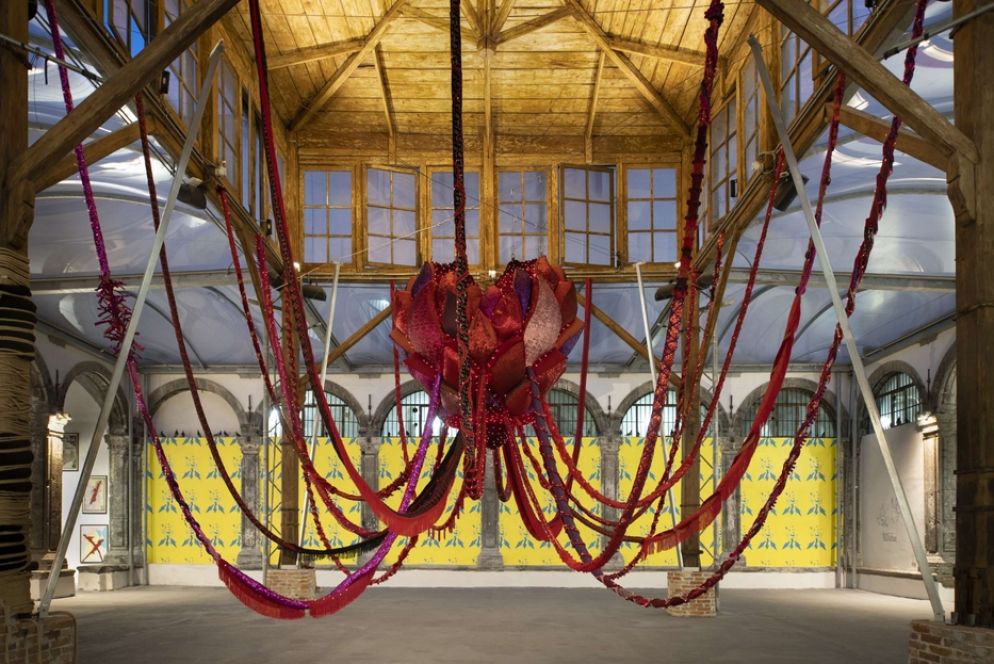 L'installazione di Joana Vasconcelos per la mostra "InterAcrion" a Made in Cloister, Napoli - Francesco Squeglia / courtesy dell’artista e Made in Cloister
