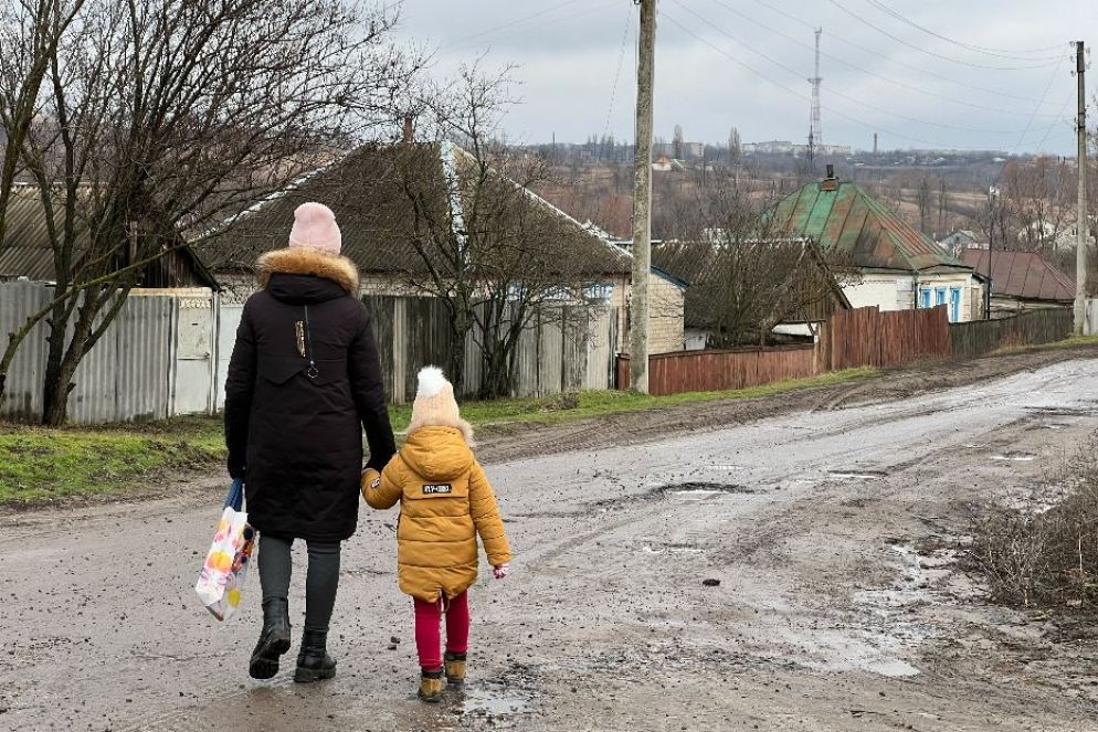 Gli irriducibili del villaggio di Moskovka lungo la linea del fronte a Kupiansk. Dietro le colline il campo di battaglia fra esercito ucraino e russo - Gambassi