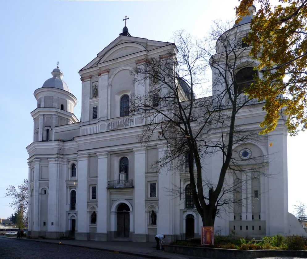 La Cattedrale cattolica dei Santi Pietro e Paolo a Lutsk in Ucraina - wikipedia.org