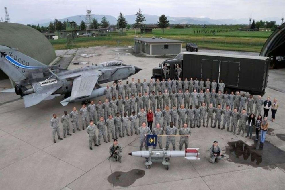 Ghedi, 2018: foto ricordo con missile nucleare B-61 - Pagina Facebook non ufficiale del VI Stormo Ghedi "Diavoli Rossi"