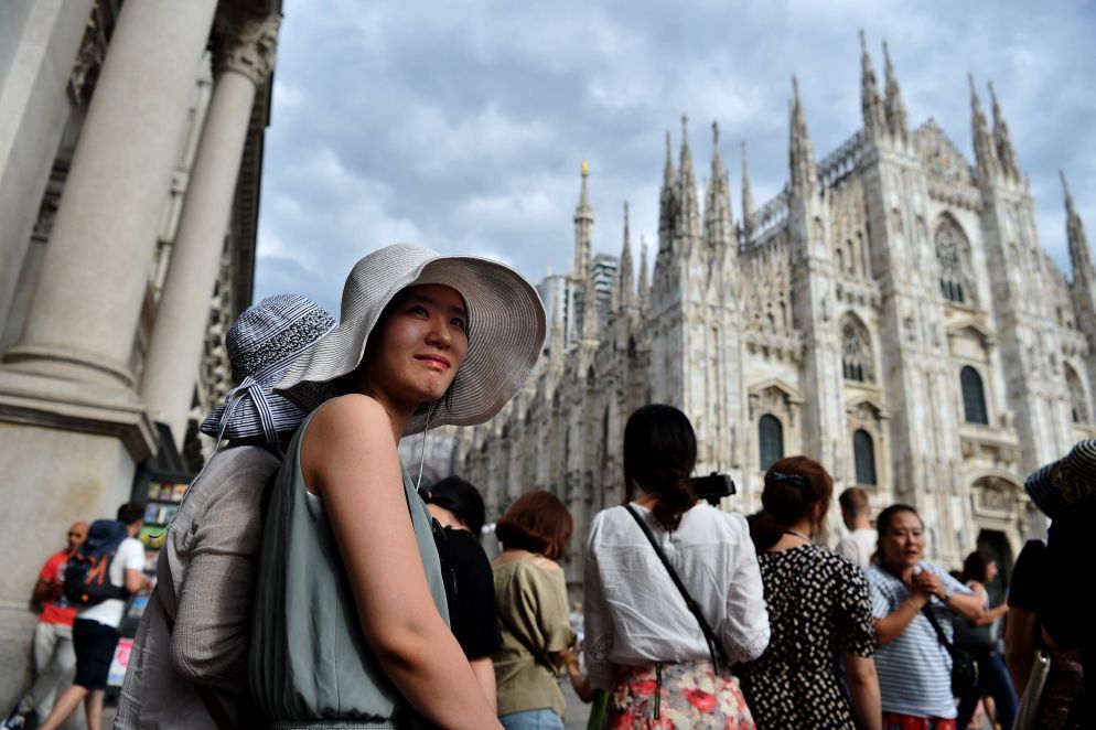 Visitatori in piazza Duomo a Milano. Per il capoluogo lombardo è record di turisti - Fotogramma