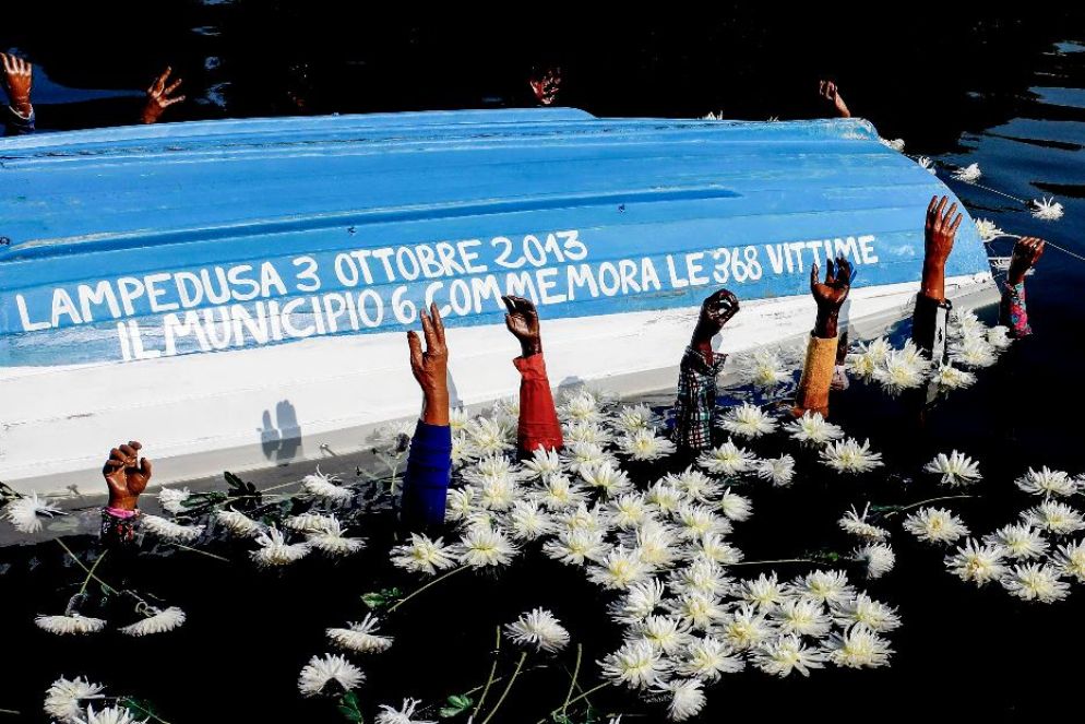 Installazione alla Darsena di Milano per ricordare l'anniversario della strage di Lampedusa - ANSA