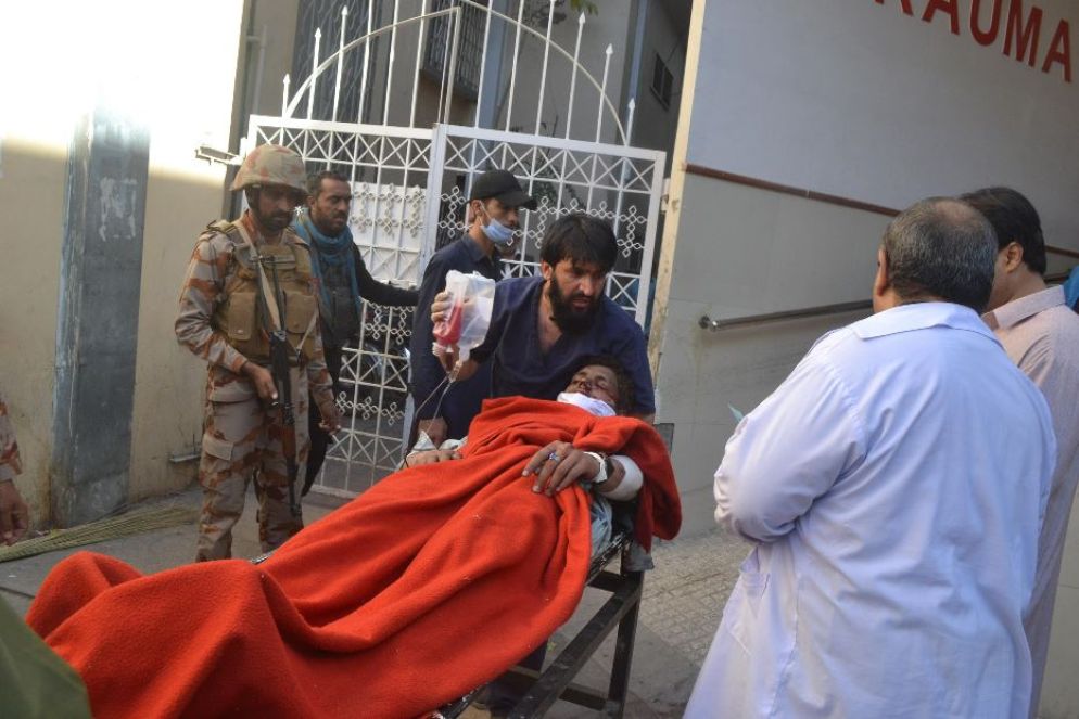 Un ferito viene portato in ospedale - ANSA