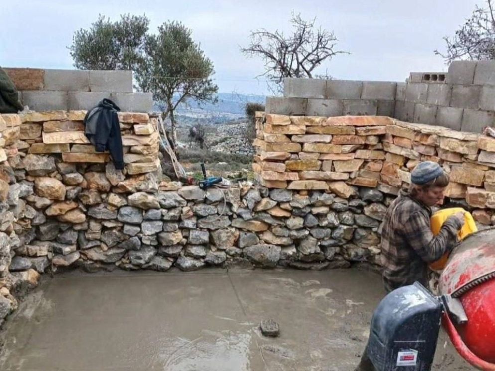 Un gruppo di giovani coloni al lavoro per avviare l'insediamento su un terreno agricolo palestinese