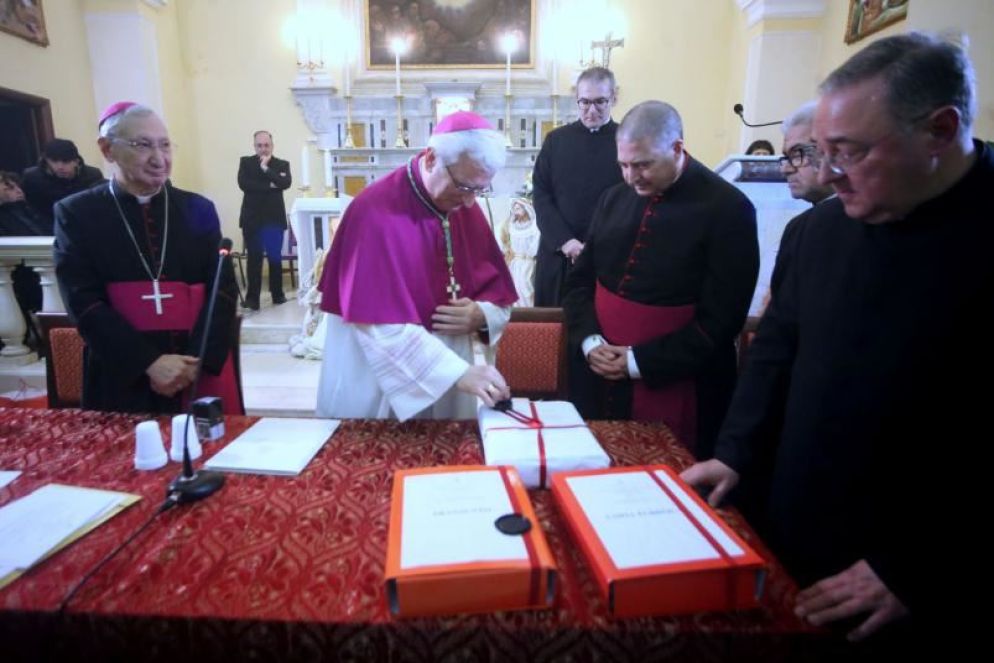 L'arcivescovo Miniero sigilla i documenti, alla chiusura della fase diocesana della beatificazione di Pierangelo Capuzzimati - .