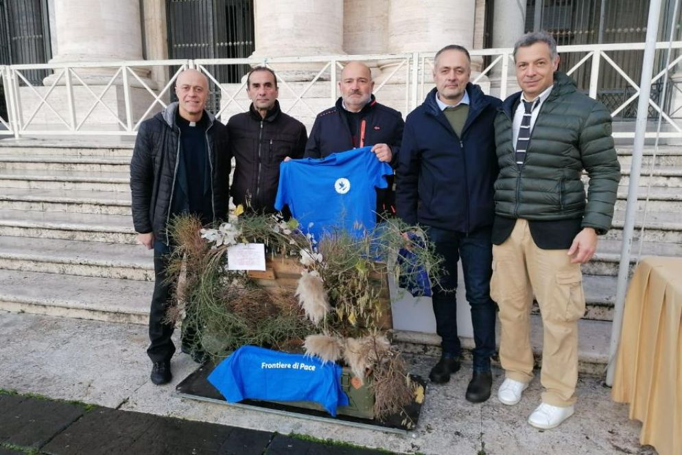 La cassa di munizioni russe trasformata in fioriera consegnata al Papa dal gruppo "Frontiere di pace" - Gruppo "Frontiere di pace"