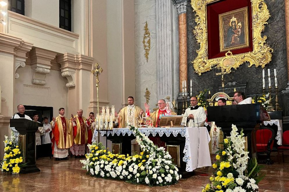 Il cardinale Pietro Parolin davanti all'immagine della Vergine nel santuario di Berdychiv a 180 chilometri da Kiev - Gambassi