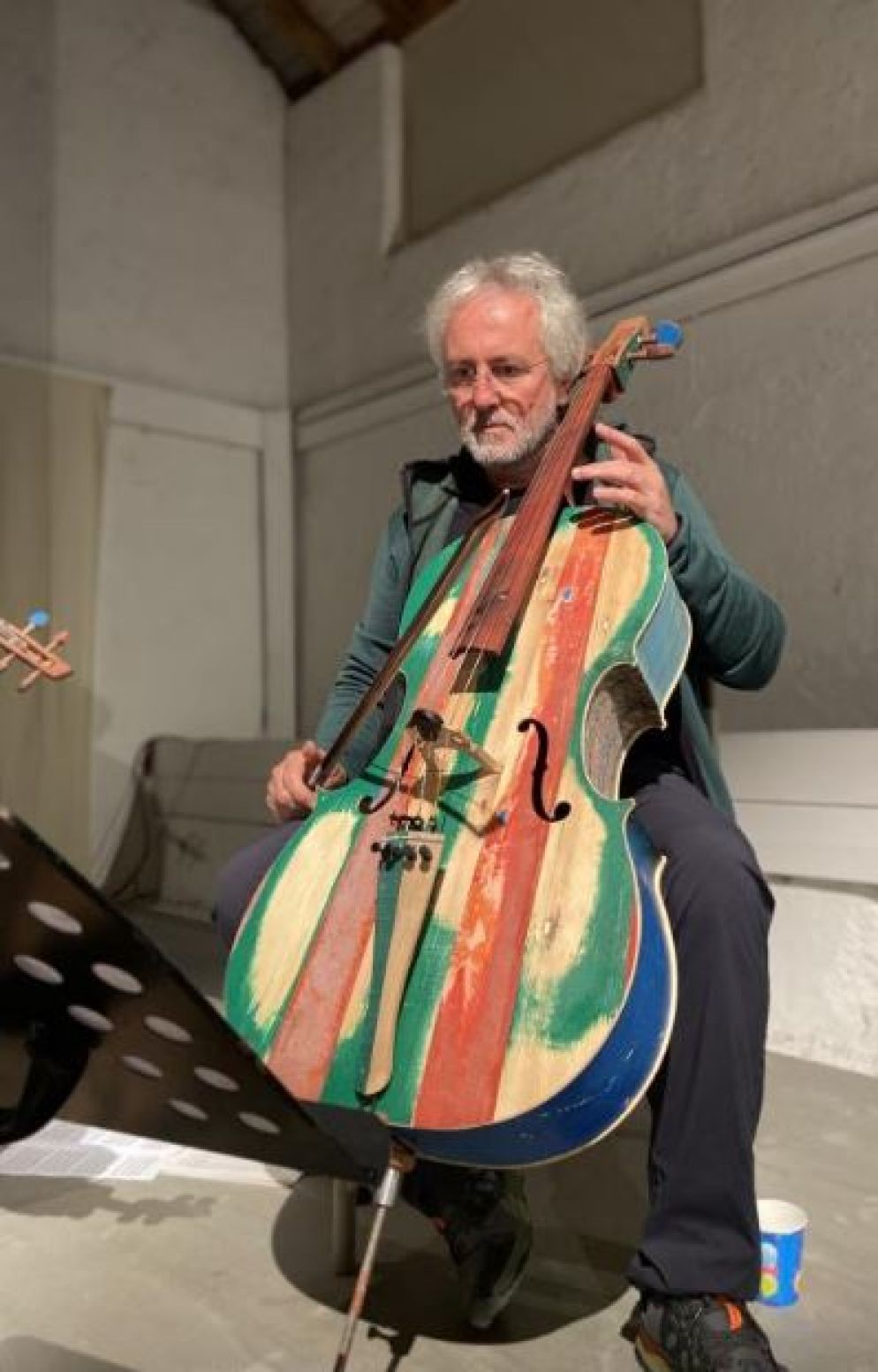 Il celebre violoncellista Mario Brunello con il violoncello che suonerà alla Scala - Collaboratori