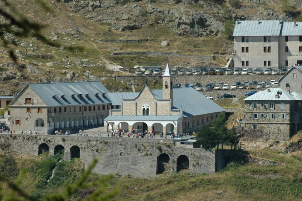 Rifugio GTA e il complesso del Santuario di Sant’Anna a Vinadio (Cuneo) - Foto Associazione Ospitalità religiosa italiana