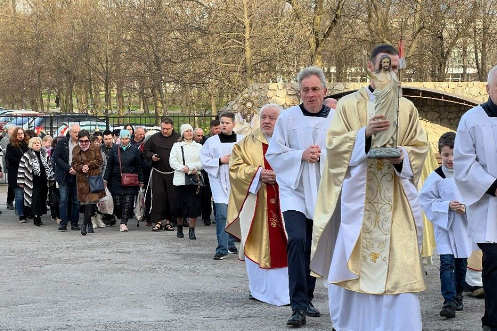 La processione con la statua di Gesù Risorto la mattina di Pasqua a Zaporizhzhia - Gambassi