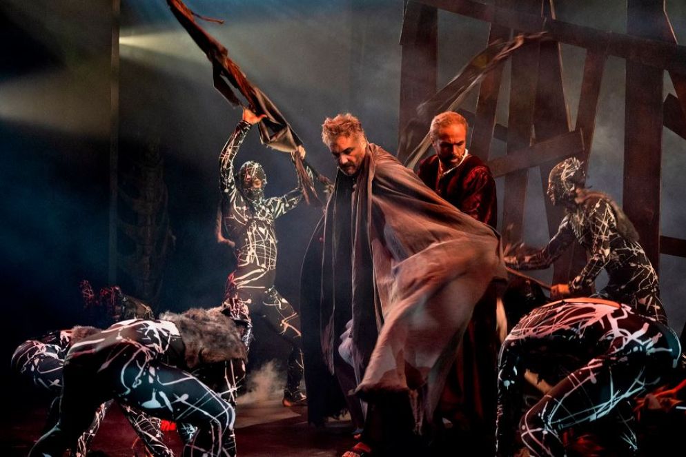 Virgilio conduce il terrorizzato Dante tra i dannati dell'Inferno - Teatro Arcimboldi