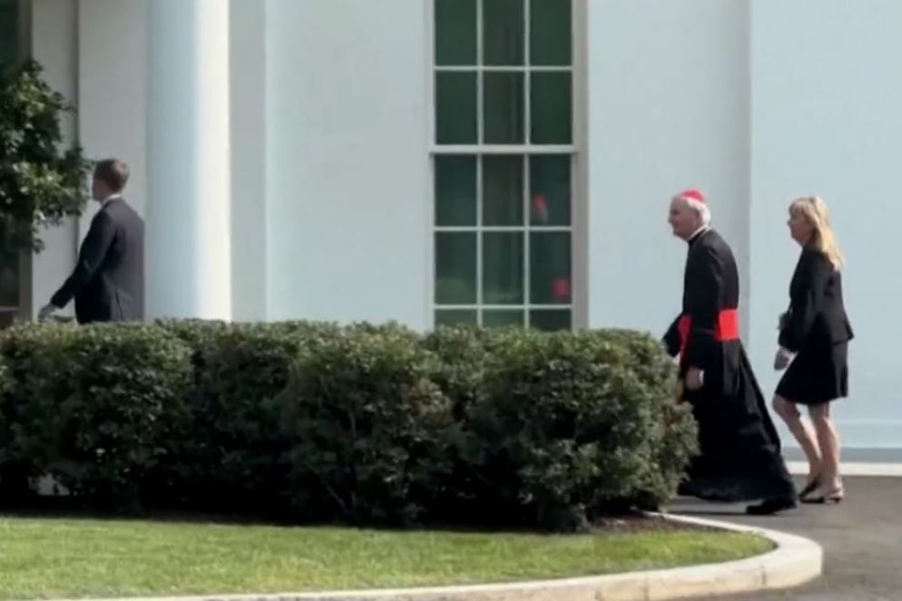 Obbiettivo la pace in Ucraina. Il cardinale Matteo Zuppi, inviato di papa Francesco, entra alla Casa Bianca per il colloquio con il presidente americano Joe Biden - Ansa