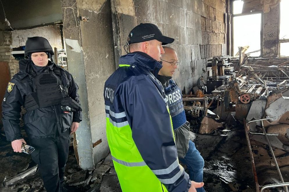 Il capo del dipartimento investigativo della Polizia di Kharkiv, Serhii Bolvinov, in un edificio bombardato - Avvenire