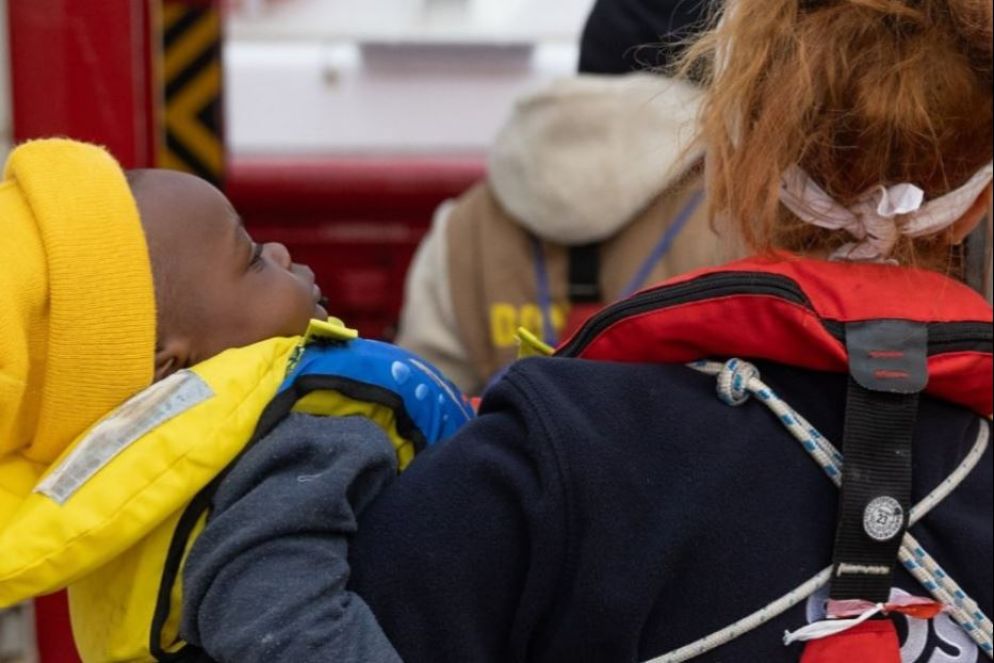 Un bimbo salvato dalla Ong Mediterranea saving humans - Mediterranea saving humans