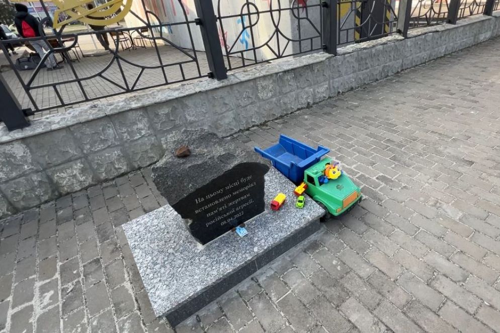 Il memoriale della strage degli sfollati alla stazione di Kramatorsk: nell'aprile 2022 un missile russo ha ucciso 61 profughi che attendevano i treni della salvezza - Gambassi