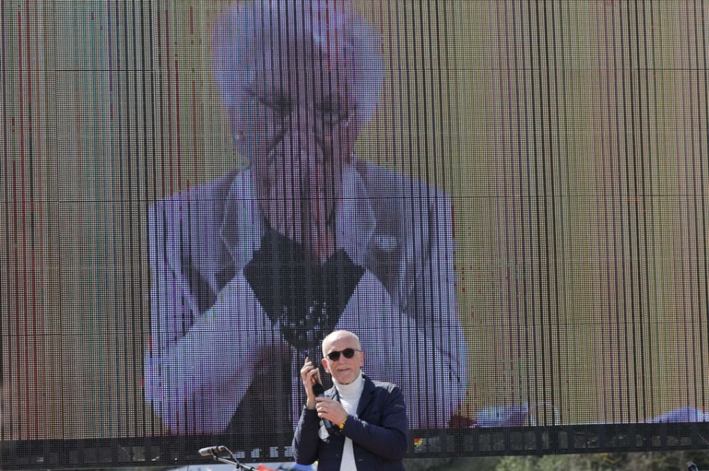 La senatrice Liliana Segre e il fondatore di Rondine, Franco Vaccari, alla marcia “Rondine, in cammino per la pace” - Rondine-Cittadella della pace