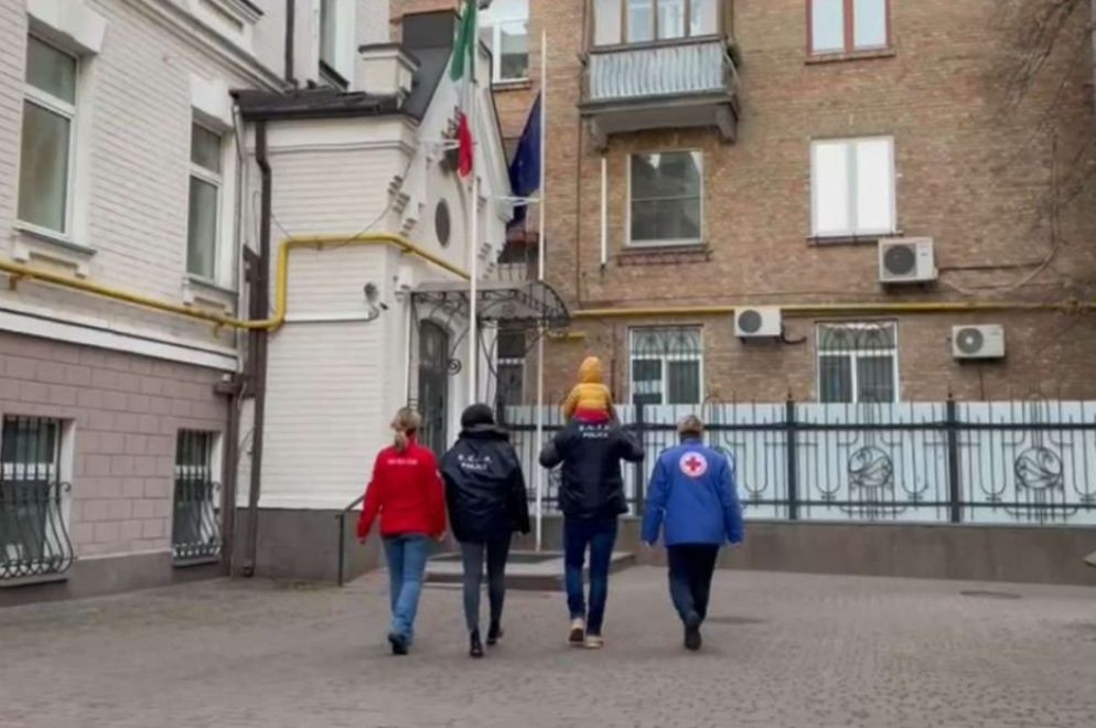 La squadra al completo a Kiev: l'ispettore e l'agente di polizia, la pediatra e l'infermiera volontarie della Croce Rossa - Croce rossa / Polizia di Stato
