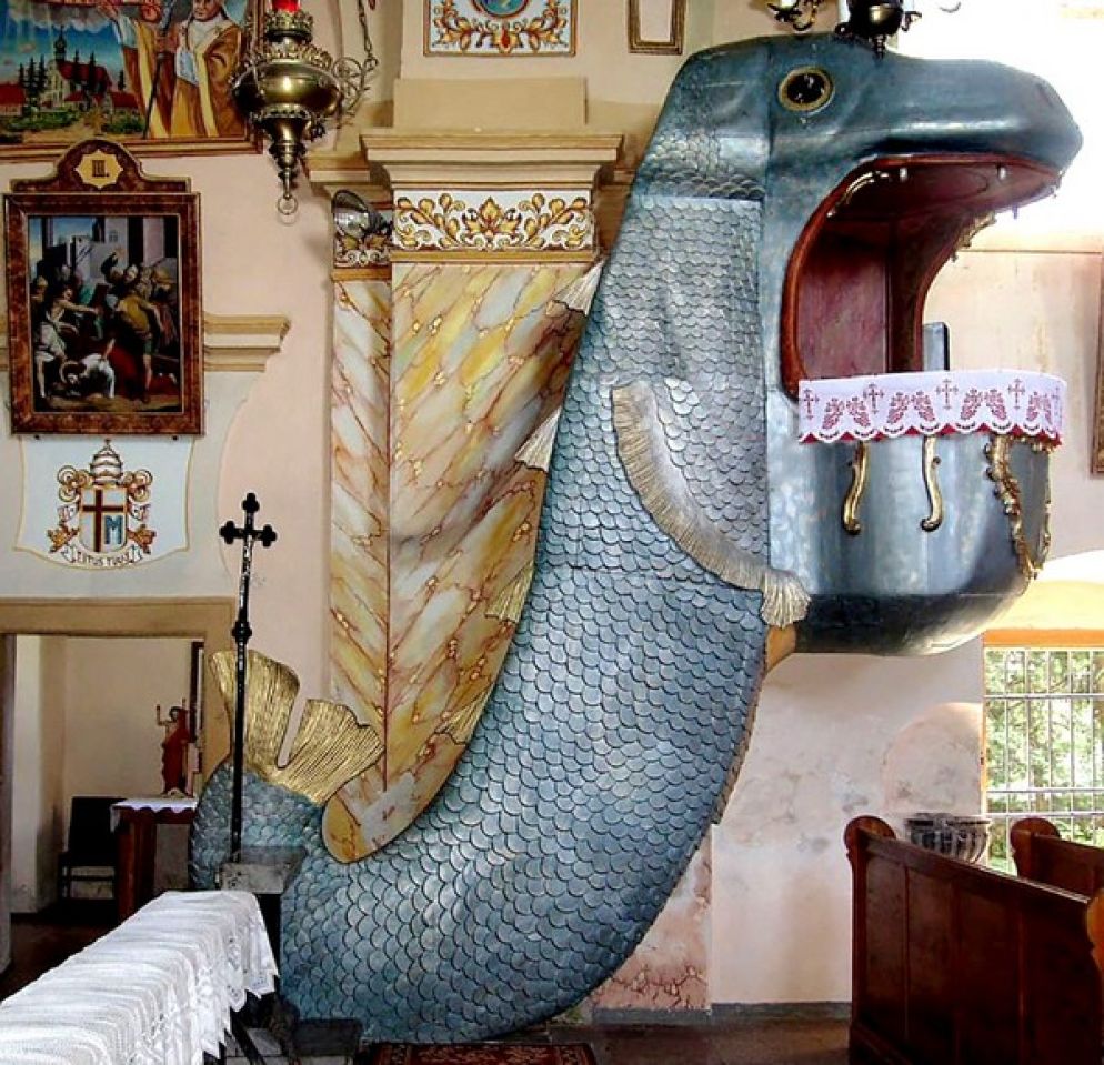 Immagine: Pulpito in legno barocco (rococò) a forma di balena, 1750 circa, ricostruito nel 1856. Chiesa di S. Jadwiga, Dobroszów (comune di Przeworno) Bassa Slesia.